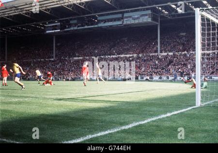 Charlie George d'Arsenal (troisième l) est parti pour célébrer son but gagnant avec les coéquipiers Ray Kennedy (deuxième l) et John Radford (deuxième r) comme Tommy Smith (l), Larry Lloyd (sur le sol), Emlyn Hughes (flexion), Chris Lawler (troisième r) et Ray Clemence (r) regardent de façon subjective Banque D'Images