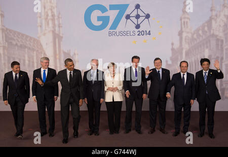 Les dirigeants du G7 posent pour une photo de famille du Premier ministre italien Matteo Renzi, du Premier ministre canadien Stephen Harper, du président américain Barack Obama, du président du Conseil européen Herman Van Rompuy, de la chancelière allemande Angela Merkel, du Premier ministre britannique David Cameron, du président de la Commission européenne Jose Manuel Barosso, Le président français François Hollande et le Premier ministre japonais Shinzo Abe lors du sommet du G7 qui s'est tenu au siège de l'UE à Bruxelles, en Belgique. Banque D'Images