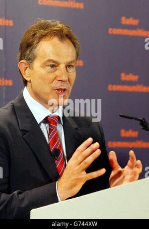 Le Premier ministre Tony Blair a lancé le plan quinquennal de lutte contre la criminalité du gouvernement au centre communautaire de Somerstown, dans le nord de Londres, avec la promesse de mettre en place une société fondée sur les « règles, l'ordre et le comportement approprié ».M. Blair a déclaré que le programme marquait la fin du consensus libéral des années 60 sur le droit et l'ordre.Le paquet, dont les détails seront révélés dans une déclaration commune par le Secrétaire à l'intérieur David Blunkett plus tard, vise à réduire les infractions de 15% d'ici 2008. Banque D'Images