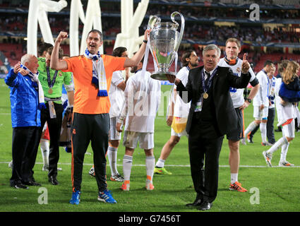 Football - Ligue des champions de l'UEFA - finale - Real Madrid / Atletico Madrid - Estadio Da Luz.Carlo Ancelotti, directeur du Real Madrid (à droite) et Paul Clement (à gauche), entraîneur en chef adjoint, célèbrent avec le trophée de la Ligue des champions de l'UEFA Banque D'Images
