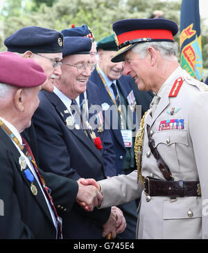 Le Prince de Galles rencontre des vétérans près du pont Pegasus lors des commémorations du jour J à Ranville, en France. Banque D'Images