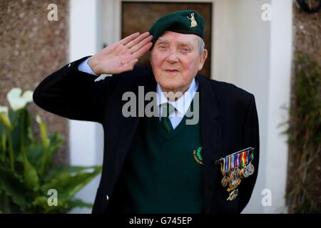 Pat Gillen, 89 ans, qui a fait partie de la première vague de troupes à envahir Sword Beach en Normandie le 6 1944 juin, photographié chez lui à Cork. Banque D'Images