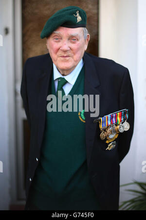 Pat Gillen, 89 ans, qui a fait partie de la première vague de troupes à envahir Sword Beach en Normandie le 6 1944 juin, photographié chez lui à Cork. Banque D'Images