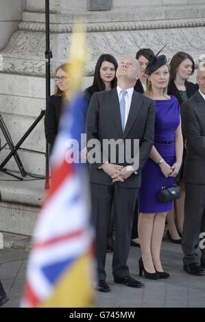 Le secrétaire aux Affaires étrangères William Hague et son épouse Ffion Jenkins à l'Arc de Triomphe, à Paris, attendent l'arrivée de la reine Elizabeth II lors d'une visite d'État en France. Banque D'Images