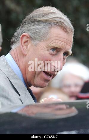 Le Prince de Galles part du Royal Welsh Show, Builth Wells.L'ouverture officielle de l'événement, qui est maintenant en son centenaire, Charles a déclaré qu'il aimerait voir les consommateurs expliquer comment et où leur nourriture a été cultivée.Le Royal Welsh Show est un spectacle agricole de quatre jours présentant le meilleur de la riche industrie rurale de la principauté.Organisé chaque année en juillet à l'exposition permanente de Builth Wells, l'événement attire plus de 200,000 000 visiteurs par an. Banque D'Images