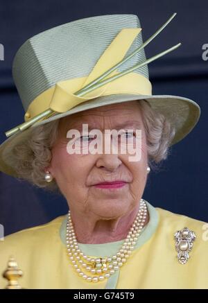 La reine Elizabeth II attend la présentation des enjeux du roi George VI et de la reine Elizabeth Diamond (groupe 1) (classe A) aux courses d'Ascot. La course a été remportée par le jockey Frankie Dettori de la circonscription de Doyen. Banque D'Images