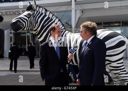 Courses hippiques - Investec Ladies Day 2014 - Hippodrome d'Epsom Downs.Des présentateurs de course au Royaume-Uni pendant la Journée des dames d'Investec à l'hippodrome d'Epsom Downs, Surrey. Banque D'Images