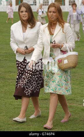 La princesse Eugénie (à gauche) et la princesse Beatrice (à droite) lors d'un match de polo au Windsor Great Park. Banque D'Images