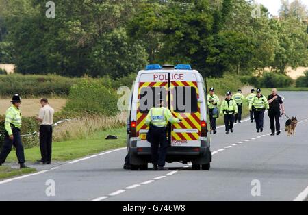 La police se trouve sur les lieux du poste de service de l'A19 dans le North Yorkshire où Mark Hobson, l'homme qui voulait poser des questions sur plus de deux meurtres doubles, a été arrêté. La police voulait interroger Hobson à propos du meurtre de jumeaux, Claire et Diane Sanderson, et d'un couple âgé, James et Joan Britton, la même nuit. Banque D'Images