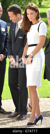 La duchesse de Cambridge avec Sir Ben Ainslie, médaillé d'or olympique, alors qu'elle arrive au Musée maritime national de Londres, pour rencontrer les partisans de la tentative de lancer une équipe britannique pour participer à la compétition de voile la coupe de l'Amérique. Banque D'Images