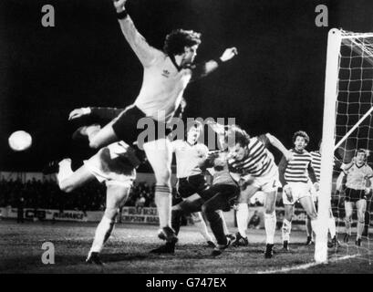 Gardien de but Grapenthin (au centre) et défenseur Brauer (no2), de Carl Zeiss Jena, partez d'une attaque de Newport's Oakes (dans l'air) et de Gwyther (moustache) lors d'un match de quart de finale de la coupe des champions de l'Europe à Somerton Park. Banque D'Images