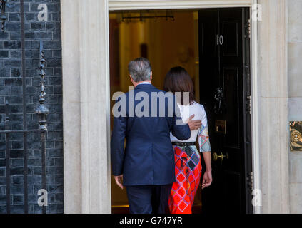 Le premier ministre David Cameron avec son épouse Samantha,retourne à l'intérieur numéro 10 suite à sa démission discours Banque D'Images