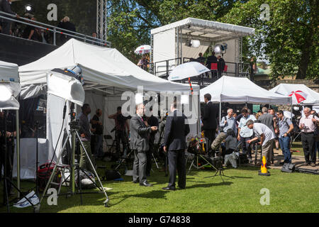 Tentes des médias et gens donner des entrevues sur College Green,Westminster le jour après le vote de quitter l'UE Banque D'Images