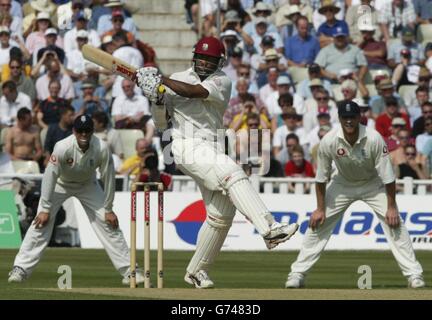 Le capitaine des Indes occidentales Brian Lara a fait quatre courses au large de l'Angleterre James Anderson, au cours de la deuxième journée du deuxième test de npower à Edgbaston, Birmingham. Banque D'Images