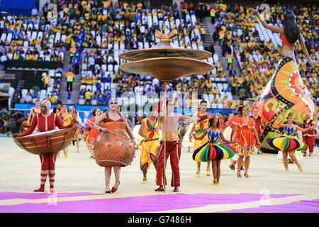 Football - coupe du monde de la FIFA 2014 - Groupe A - Brésil / Croatie - Arena Corinthiens.Des artistes ont participé à la cérémonie d'ouverture à l'Arena Corinthiens lors de la préparation du match d'ouverture de la coupe du monde 2014 Banque D'Images