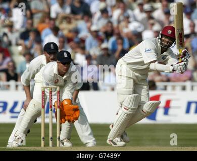 Le capitaine des Antilles Brian Lara a terminé quatre courses au bowling d'Ashley Giles en Angleterre pendant la deuxième journée du deuxième match du npower Test à Edgbaston, Birmingham. Banque D'Images