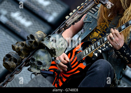 Détail comme Zakk Wylde de Black Label Society se produit pendant le premier jour du Festival de téléchargement 2014 à Donington Park. APPUYEZ SUR ASSOCIATION photo. Date de la photo: Vendredi 13 juin 2014. Le crédit photo devrait se lire : Lewis Stickley/PA Wire Banque D'Images