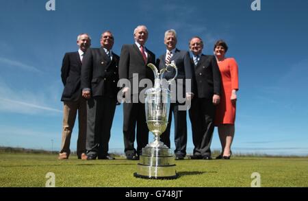 (De gauche à droite) Simon Rankin, capitaine du club de golf Royal Portrush, Peter Unsworth, Irlande du Nord Premier ministre adjoint Martin McGuinness, Irlande du Nord Premier ministre Peter Robinson,Peter Dawson et le ministre des Entreprises d'Irlande du Nord, Arlene Foster, au cours d'une séance photo, annoncent que Royal Portrush rejoindra la rota pour accueillir le Championnat d'Open, au cours Royal Portrush, à Portrush. Banque D'Images