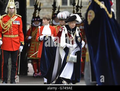 La reine Elizabeth II marche pendant le service de procession et d'installation de l'ordre du Garter au château de Windsor. Banque D'Images