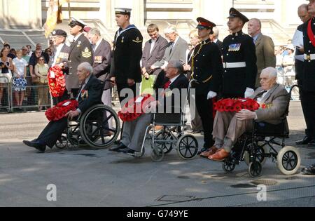 Anciens combattants de la première Guerre mondiale (de gauche à droite) William Stone, 103, (debout) de Oxfordshire, Henry Allingham, 108, D'Eastbourne, Fred Lloyd, 106, d'Uckfield, East Sussex, Et Jack Oborne, âgé de 105 ans, du pays de Galles, tient des couronnes à l'écoute lors d'un service tenu au Cenotaph, dans le centre de Londres, pour commémorer le 90e anniversaire du déclenchement du conflit. Banque D'Images