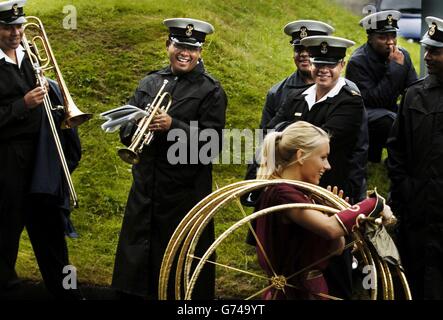 Le South African Navy Band est un membre du Club Piruett d'Estonie qui passe devant lors de la répétition du déguisement du Edinburgh Tattoo de cette année à la caserne de Cavalry de Redford, Edinbrugh. Les actes de la 55e manifestation annuelle incluent l'Armée populaire de libération chinoise, qui a suscité des protestations de la part de plusieurs groupes de campagne. Banque D'Images