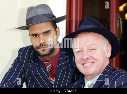 Les acteurs Michael Greco (à gauche) et les Dennis lors d'une séance photo pour le lancement de la comédie musicale Cole porter Kiss Me Kate, au New Wimbledon Theatre, dans le sud-ouest de Londres. La paire jouera les comiques gangsters dans le spectacle qui ouvre le 23 août. Banque D'Images