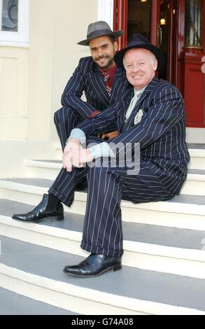 Les acteurs Michael Greco (à gauche) et les Dennis lors d'une séance photo pour le lancement de la comédie musicale Cole porter Kiss Me Kate, au New Wimbledon Theatre, dans le sud-ouest de Londres. La paire jouera les comiques gangsters dans le spectacle qui ouvre le 23 août. Banque D'Images