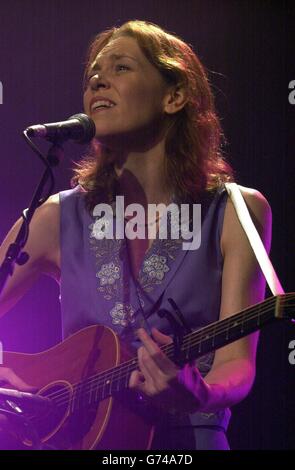 La chanteuse Gillian Welch se déroule sur scène au 40ème Festival Folk de Cambridge. Banque D'Images