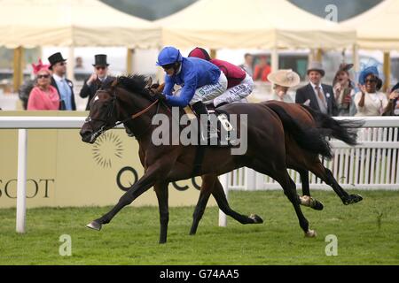 Elite Army, criblée par Kieren Fallon (à gauche), remporte les enjeux du Roi George V au cours du troisième jour de la rencontre royale d'Ascot de 2014 à l'hippodrome d'Ascot, dans le Berkshire. Banque D'Images