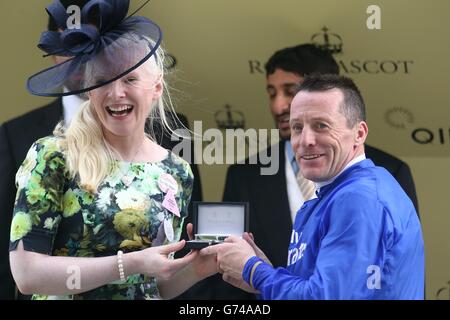 Le Jockey Kieren Fallon gagnant est remis avec son prix après la victoire sur l'Armée élite dans les enjeux du Roi George V pendant le troisième jour de la réunion de 2014 de l'Ascot Royal Ascot Racecourse, Berkshire. Banque D'Images