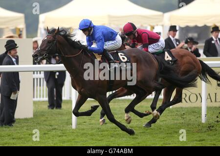 Elite Army et Jockey Kieren Fallon (à gauche) remportent les enjeux du Roi George V lors du troisième jour de la rencontre royale d'Ascot de 2014 à l'hippodrome d'Ascot, dans le Berkshire. Banque D'Images