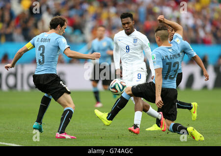 Daniel Sturridge en action avec Diego Godin (à gauche) en Uruguay et Jose Maria Gimenez en Uruguay pendant le match du Groupe D l'Estadio do Sao Paulo, Sao Paulo, Brésil. Banque D'Images