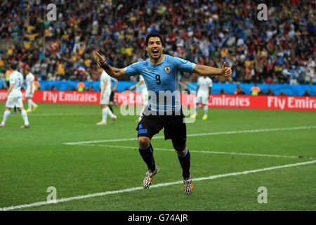 Luis Suarez, uruguayen, célèbre son but d'ouverture lors du match du Groupe D l'Estadio do Sao Paulo, Sao Paulo, Brésil. Banque D'Images