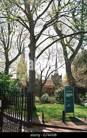 Clissold Park, Stoke Newington, au nord de Londres, avec les tours de St Mary's églises anciennes et nouvelles en arrière-plan Banque D'Images