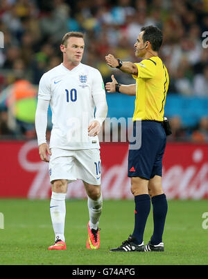 Football - coupe du monde de la FIFA 2014 - Groupe D - Uruguay / Angleterre - Estadio do Sao Paulo.Wayne Rooney, de l'Angleterre, parle avec l'arbitre Carlos Velasco Carballo pendant le match du Groupe D l'Estadio do Sao Paulo, Sao Paulo, Brésil. Banque D'Images