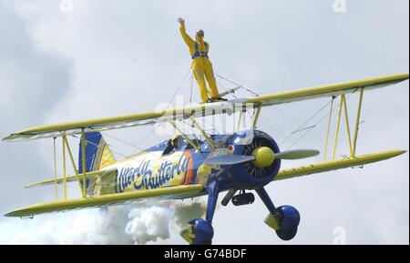 Mattie Andrews, âgée de 72 ans, prend le ciel pour sa promenade dans les ailes, à Rendcomb, Gloucestershire. Banque D'Images