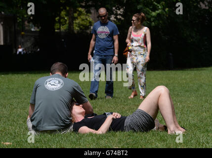 Les gens apprécient le temps chaud à Westminster, Londres. Banque D'Images