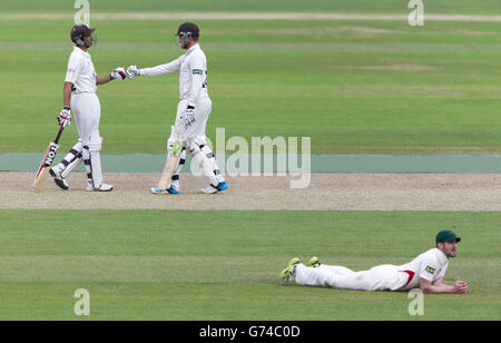 Jason Roy, batteur de Surrey (au centre), félicite son collègue Vikram Solanki après quatre courses passées devant Dan Redfern (en bas) de Leicestershire au Kia Oval le premier jour de leur match de championnat du comté de LV. Banque D'Images