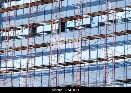 Bâtiment de bureaux en construction d'échafaudages Banque D'Images