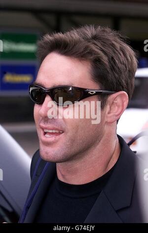 Le capitaine Brad Fittler de la ligue australienne de rugby arrive à l'aéroport de Manchester, alors que l'équipe australienne de tournée arrive en Grande-Bretagne pour une série d'essais de trois matchs. * .... Le premier test sera joué à Huddersfield, suivi d'autres matchs à Bolton et Wigan. Banque D'Images