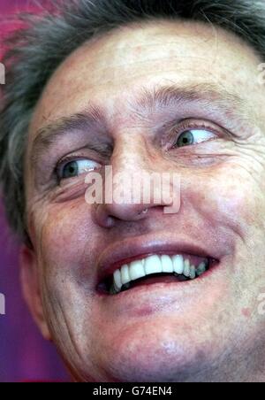 David Waite, entraîneur-chef de la ligue de rugby de Grande-Bretagne, sourit lors d'une conférence de presse à l'hôtel Marriott de Manchester, le jour où l'équipe australienne itinérante est arrivée à l'aéroport de Manchester pour une série d'essais de trois matchs. * le premier test sera joué à Huddersfield le 11/10/01, suivi d'autres matchs à Bolton et Wigan. Banque D'Images