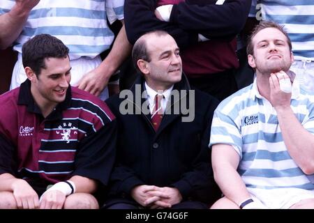 Guy Steele-Bodger est assis entre le capitaine Mike Haslett et le capitaine Michael Count de l'Université de Cambridge (à droite) pour la photo d'équipe à la place de son père, pendant le 54e match annuel entre l'Université de Cambridge et Steele-Bodger à Grange Rd, Cambridge, mercredi 28 novembre 2001.Micky Steele-Bodger a formé l'équipe Steele-Bodger et n'a manqué que deux matches en 54 ans de course, il est à Cardiff ce soir en regardant les Barbarians prendre l'Australie le côté Steele-Bodger se compose de joueurs professionnels de Rugby Union et concurrence avec l'équipe de l'université de Cambridge sur une base annuelle. Banque D'Images