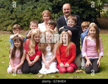 Les acteurs David Haig et Linzi Hateley, qui joueront « George and Winifred Banks » avec les enfants choisis pour jouer leurs enfants Jane et Michael Banks dans la nouvelle comédie musicale West End « Cary Poppins » à l'extérieur de Sadler's Wells, dans le centre de Londres. Les cinq enfants qui chanteront dans les rôles sont, de gauche à droite, au premier rang: Nicola Bowman, Carrie Fletcher, Charlotte Spencer, Poppy Lee Friar et Faye Spittlehouse; au dernier rang: Ben Watton, Jack Montgomery, Perry Millward, Jake Catterall et Harry Stott. La première production musicale du film classique sera en première au Prince Banque D'Images