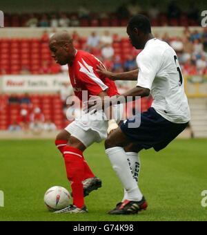 Le Marlon King de Nottingham Forest (à gauche) retient le défenseur Tottenham Hotspur Ledley King. Lors de leur match amical d'avant-saison au City Ground, Nottingham, le samedi 31 juillet 2004. Banque D'Images