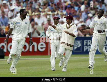 Chris Gayle, le Fielder des Indes occidentales (à gauche) célèbre le capitaine d'Angleterre Michael Vaughan, en 3, avec Shivarine Chanderpaul, Ramnaresh Sarwan (au centre) et le Bowler Jermaine Lawson (à droite), au cours du troisième jour du deuxième match de npower Test à Edgbaston, Birmingham, le samedi 31 juillet 2004. Banque D'Images