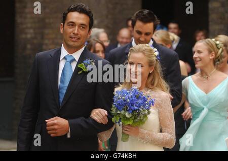 Lady Davina Windsor marche bras en bras avec son mari nouvellement wed, Gary Lewis, devant la chapelle de Kensington Palace, Londres.Le jeune de 26 ans, qui est le 20e en ligne avec le trône, se fait le mercredi rénovateur maori de 33 ans, un ancien haveuse de moutons de Gisbourne, en Nouvelle-Zélande. Banque D'Images