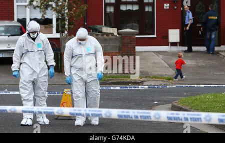 Des membres de l'équipe judiciaire de Garda sur les lieux du crime à Croftwood Gardens, à Dublin, où un garçon de six ans a été abattu la nuit dernière. Banque D'Images