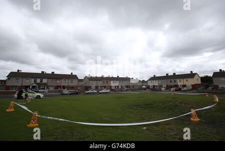 Vue sur la scène du crime dans les jardins de Croftwood, à Dublin, où un garçon de six ans a été abattu la nuit dernière. Banque D'Images