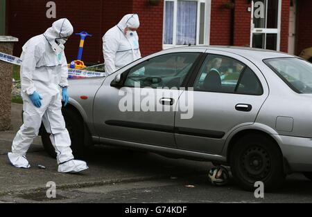 Des membres de l'équipe judiciaire de Garda sur les lieux du crime à Croftwood Gardens, à Dublin, où un garçon de six ans a été abattu la nuit dernière. Banque D'Images