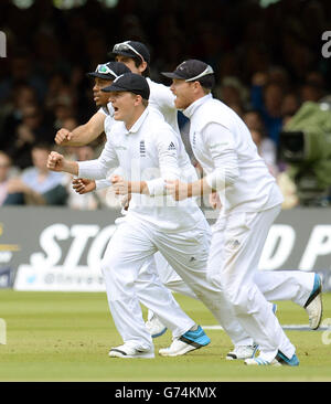 Chris Jordan, Gary Ballance et Ian Bell d'Angleterre célèbrent alors que Lahiru Thirimanne du Sri Lanka est pris par Sam Robson au large du bowling de James Anderson pendant la troisième journée du match de test d'Investec au terrain de cricket de Lord, à Londres. Banque D'Images